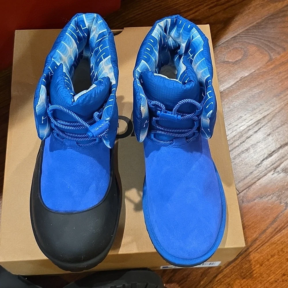 New In Box UGG Kids Classic Maxi Toggle Size 5